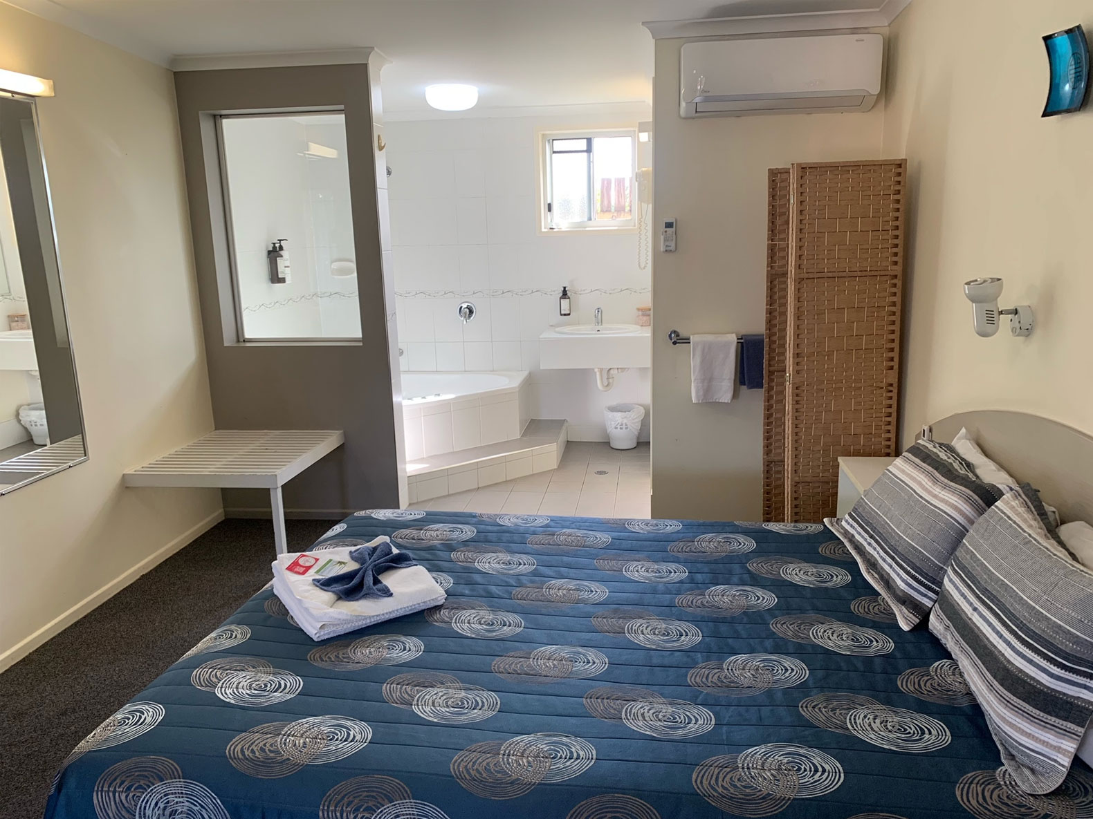 Queen Spa Room at the Shady Rest Motel in Gympie